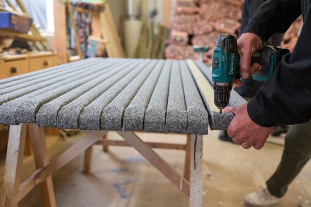 Ansatt arbeider på møbel