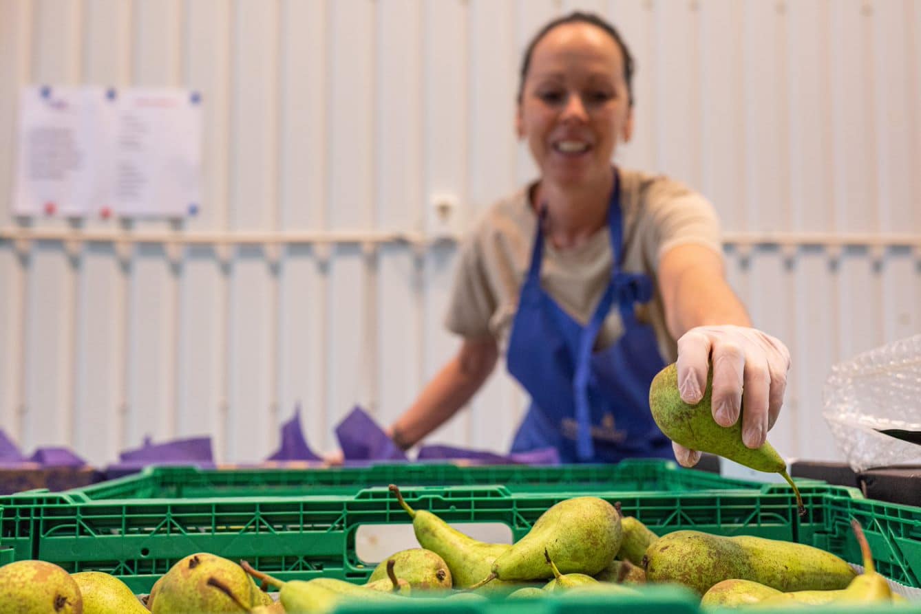 Arbeider på fruktavdeling